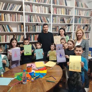 КРЕАТИВНА РАДИОНИЦА „НАПРАВИ СВОЈУ КЊИГУ“ ОДРЖАНА У БИБЛИОТЕЦИ